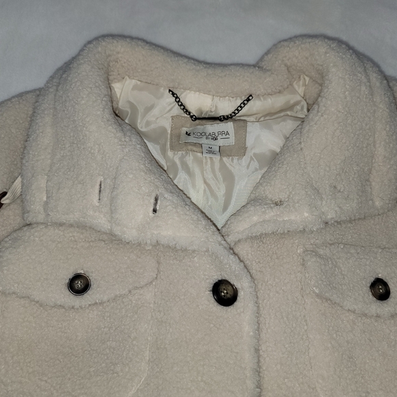 UGG Cream Puffer Jacket with Classic Design - Picture 12 of 12